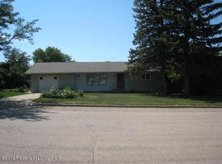 17 6th Ave NW, Bowman, ND 58623