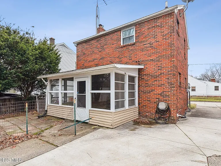 706 W Gramercy Ave — Photo 18