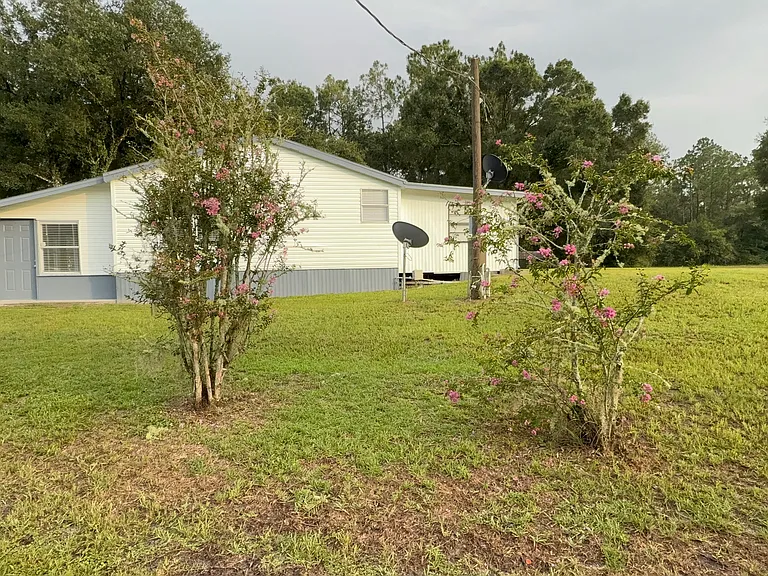 1051 Hawthorn St — Photo 43