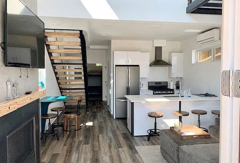 1331 Nelson Ln — Photo 2