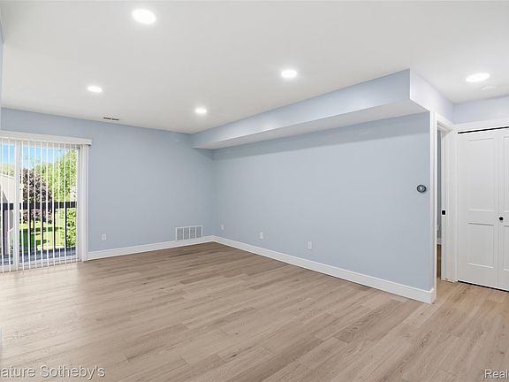 2nd image of 29850 W Twelve Mile Rd APT 512