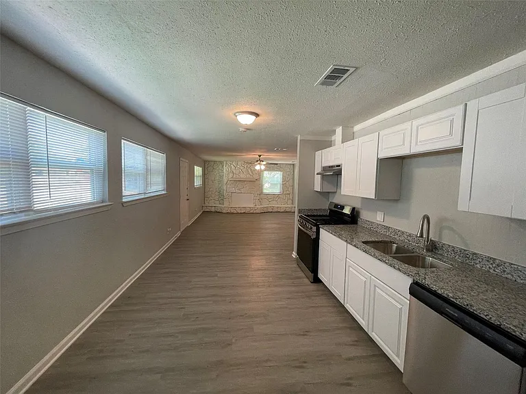 5748 Bowling Dr — Photo 16