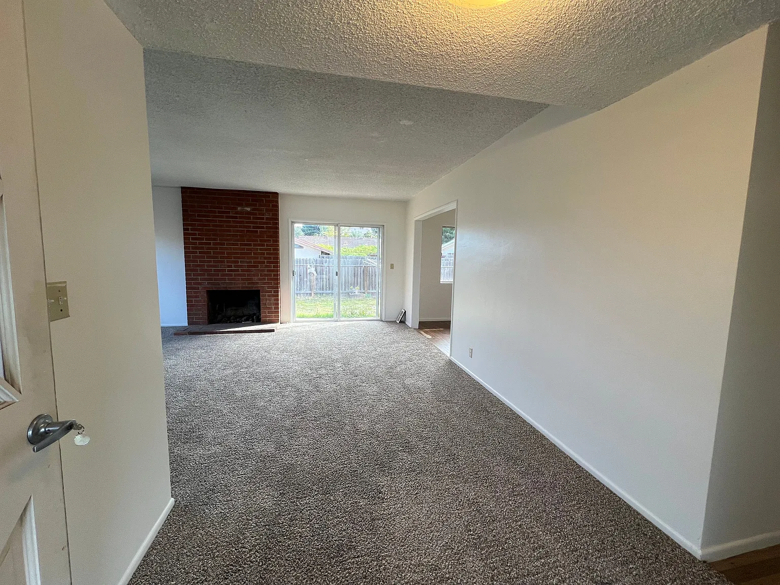 4 bed, 2.0 bath, 1558 sqft, $3,000 — Photo 2