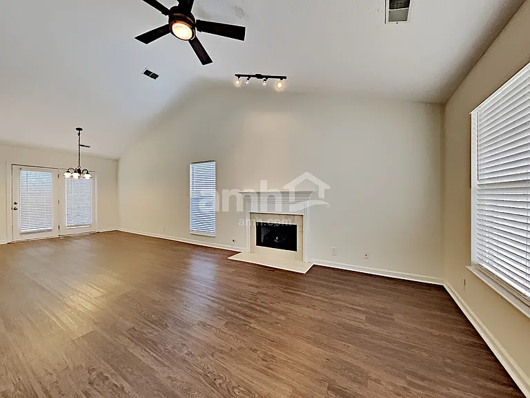 916 Springs Hill Way — Photo 7