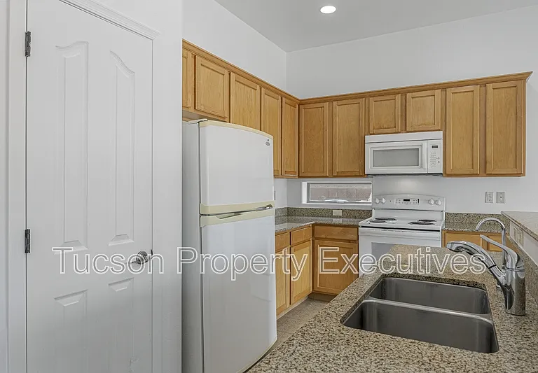7585 E Picket Fence Ln — Photo 4