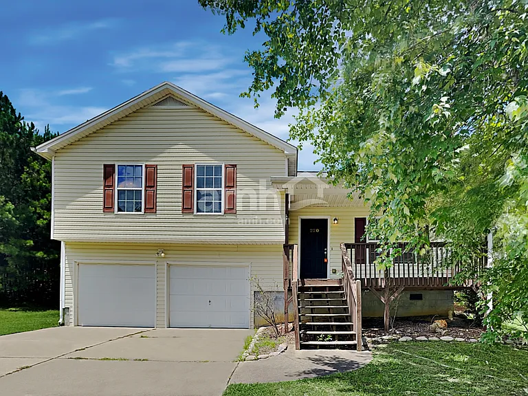 220 Remington Ct — Photo 1