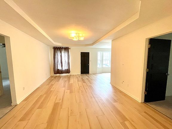 3rd image of 807 Carbondale Dr