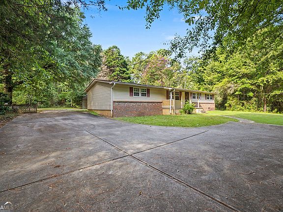 3rd image of 1565 Gordon Rd
