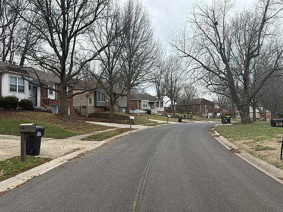 4th image of 1001 NW Canterbury Rd