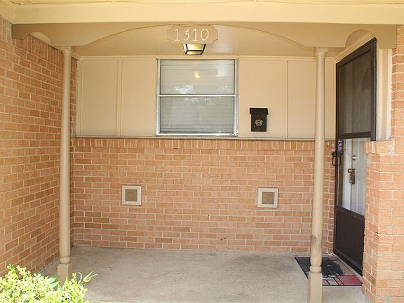 3rd image of 1310 Hampshire Ln