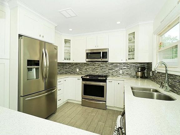 3rd image of 180 Koehl St
