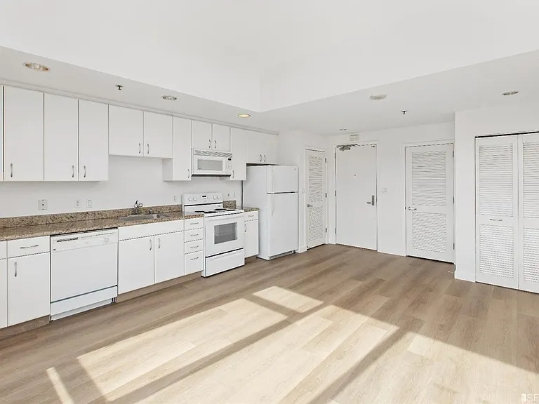 250 King St #368 — Photo 3