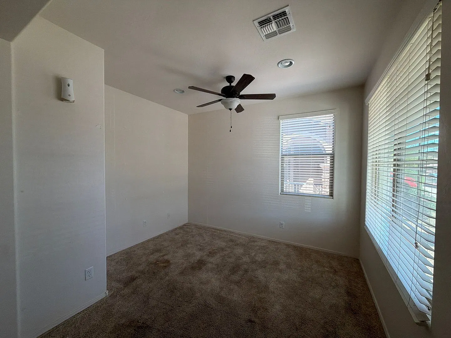 3 bed, 3.0 bath, 2384 sqft, $2,300 — Photo 4