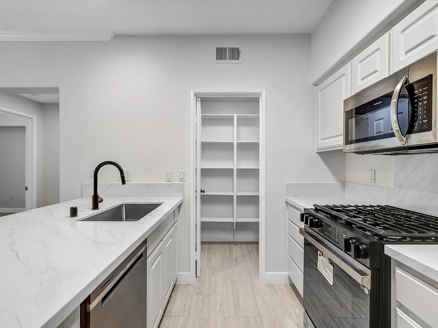 1 bed, 831 sqft, $2,999 — Photo 4