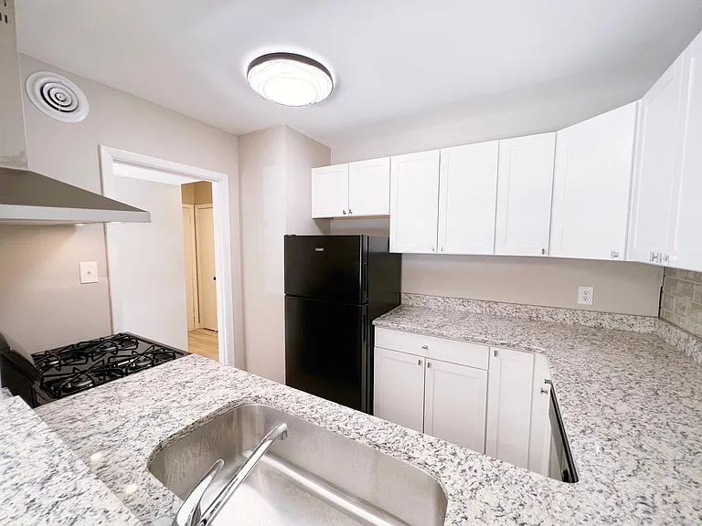 2529 Spring Garden St — Photo 5