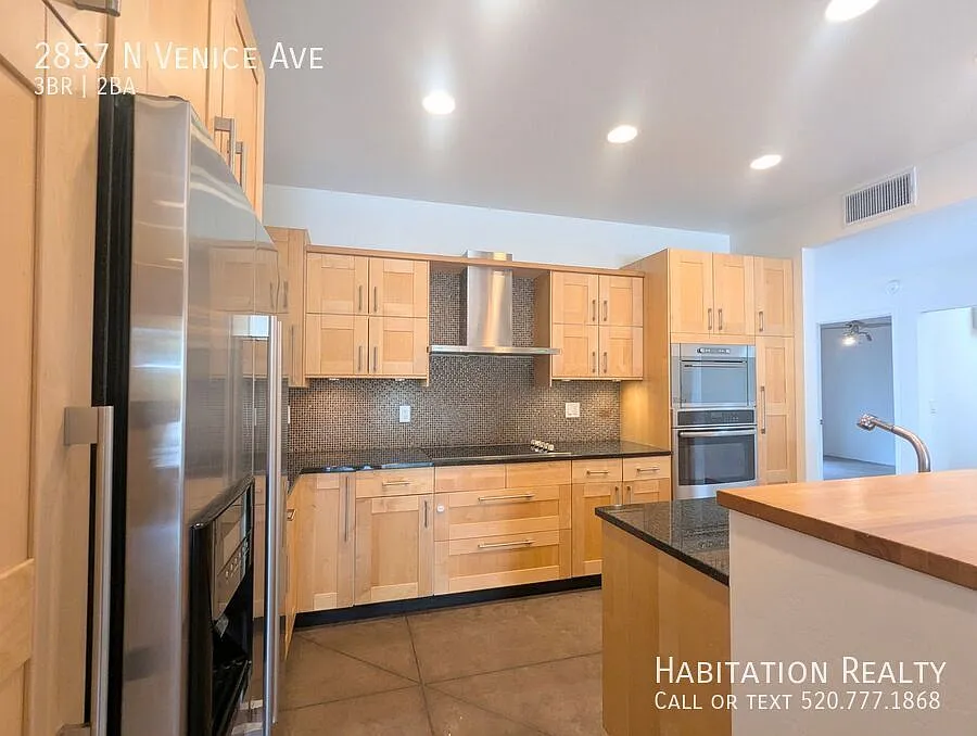 Deluxe 3bed/2bath home, solar included + xeriscape backyard at the Vista Del Monte! — Photo 3