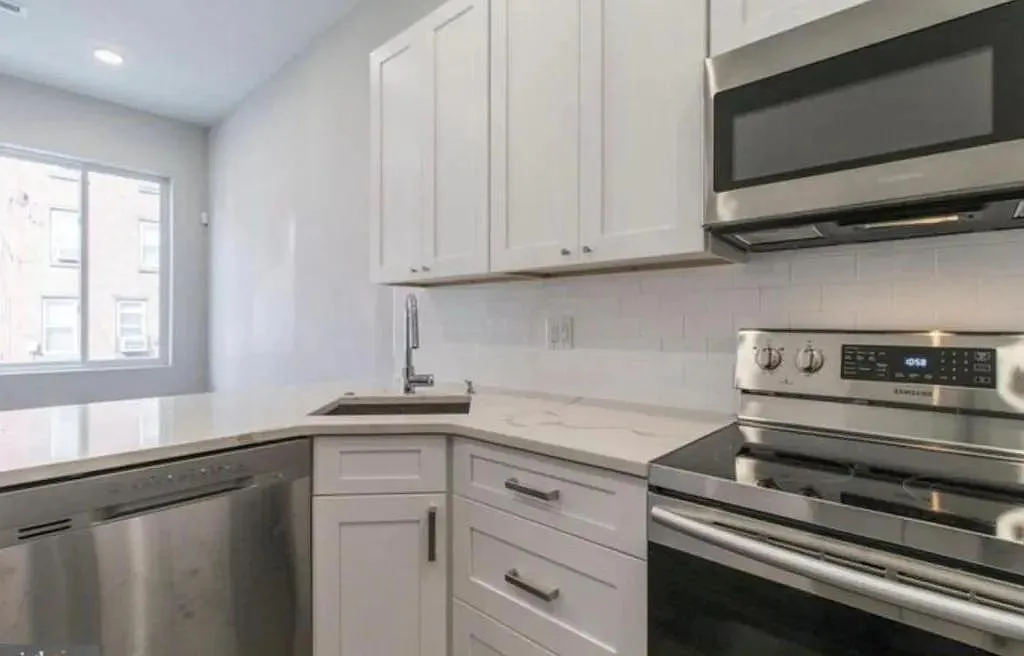 3 bed, 1200 sqft, $2,400 — Photo 3