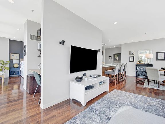 5th image of 653 N Kingsbury St