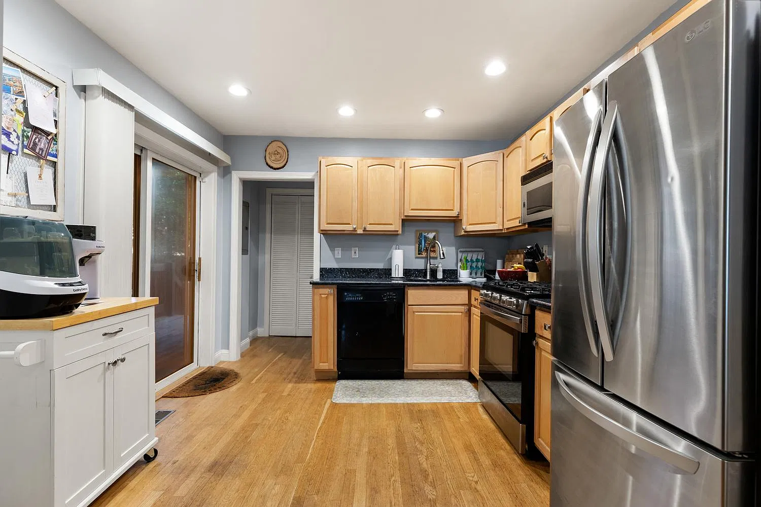 2 bed, 697 sqft, $3,300 — Photo 2
