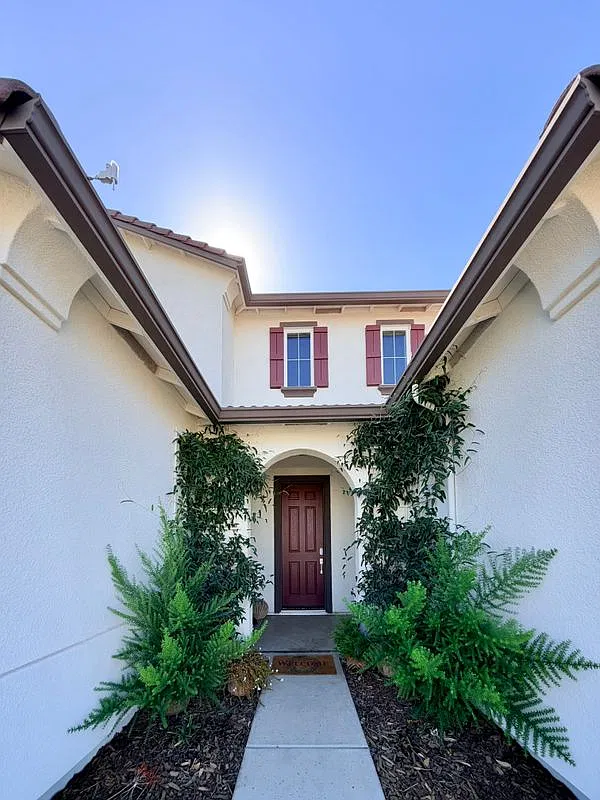 4 bed, 3.0 bath, 2576 sqft, $4,000 — Photo 2