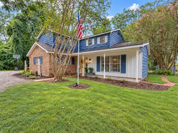 524 Oak Dr, Lake Jackson, TX 77566