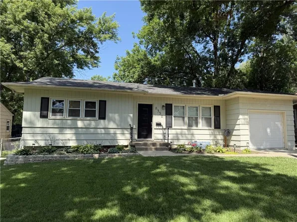 8352 Locust St, Kansas City, MO 64131