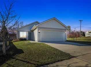 1390 Blazing Star Dr, Carlisle, IA 50047