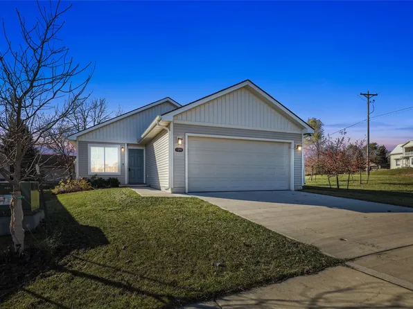 1390 Blazing Star Dr, Carlisle, IA 50047