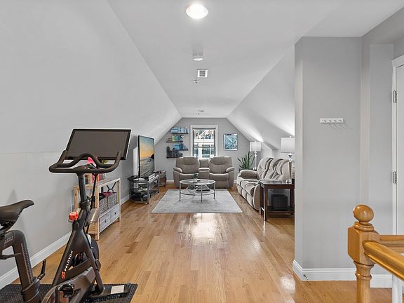 3rd image of 90 Commercial St Unit 6
