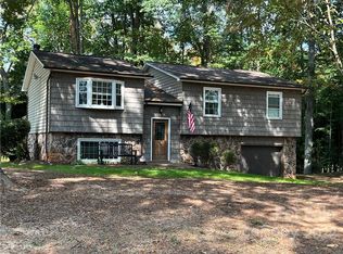 1033 Autumn Ln, Hickory, NC 28602