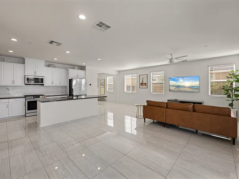 50105 Rocamora St — Photo 8