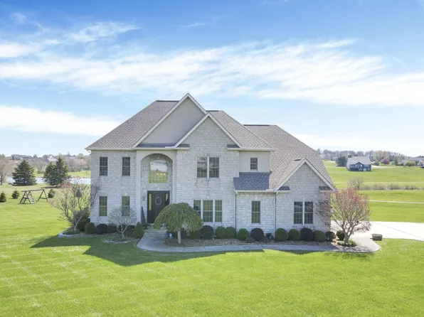 8547 Heather Lake Dr, Canal Winchester, OH 43110