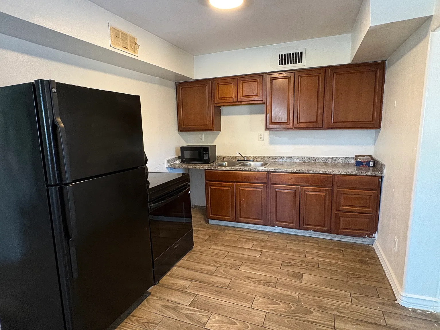 1 bed, 700 sqft, $1,100 — Photo 2