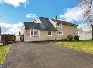 15 Ridge Ln, Levittown, PA 19055