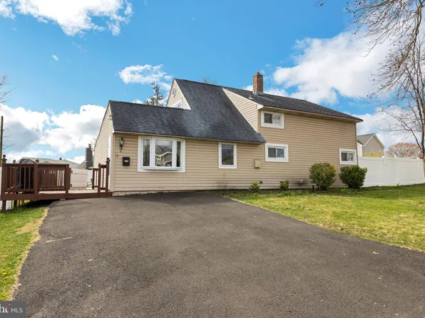 15 Ridge Ln, Levittown, PA 19055