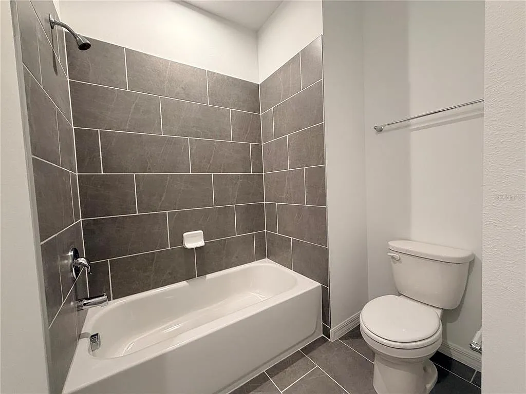3 bed, 2.5 bath, 1600 sqft, $2,195 — Photo 2