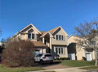 82 Willets Dr, Syosset, NY 11791