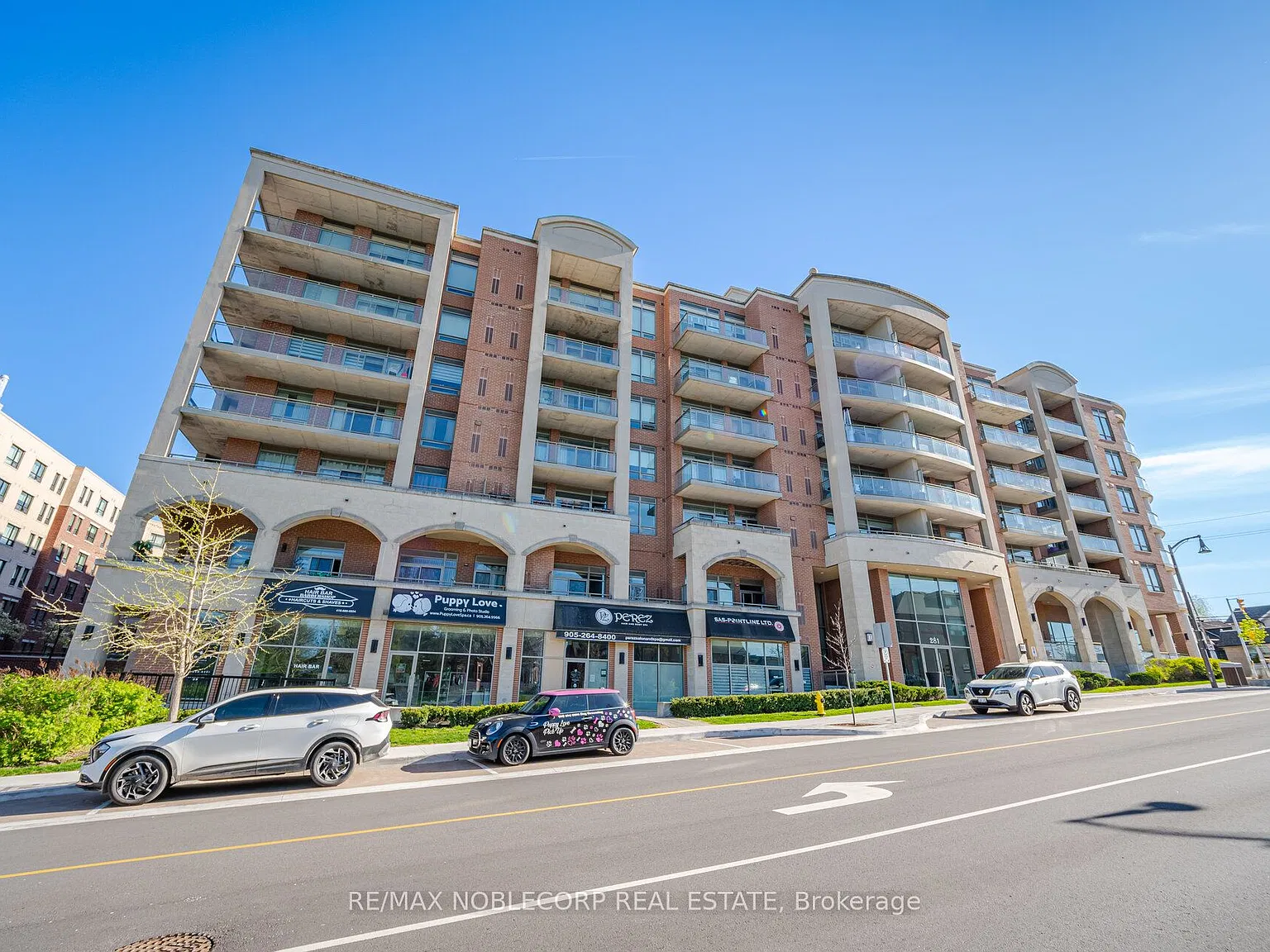 Renaissance Court Condos — Photo 1