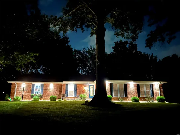 11724 Roundhill Dr, Saint Louis, MO 63128