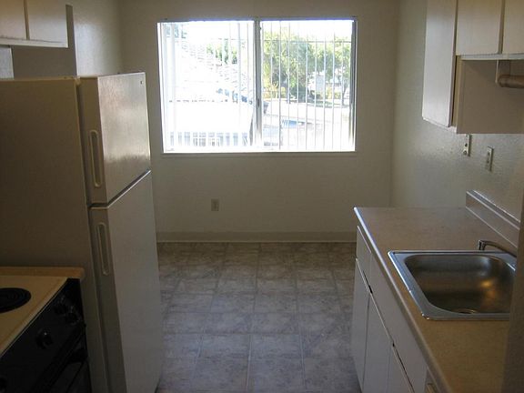 3rd image of 830 Illinois St APT 4