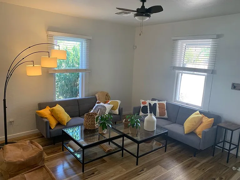 1011 E Elm St — Photo 22