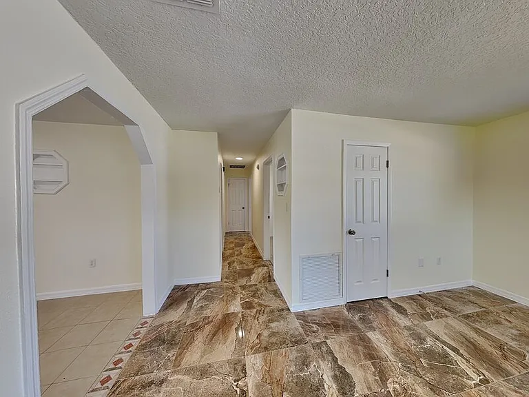465 Oak Dr — Photo 6
