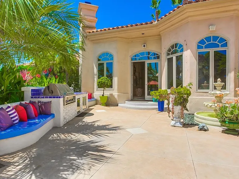 Spacious patio with BBQ Grill and sink