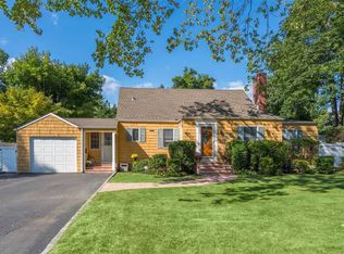 39 Circle Dr, Glen Cove, NY 11542