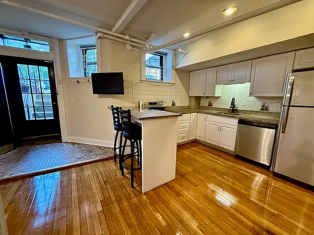 4 bed, 1200 sqft, $1,200 — Photo 3