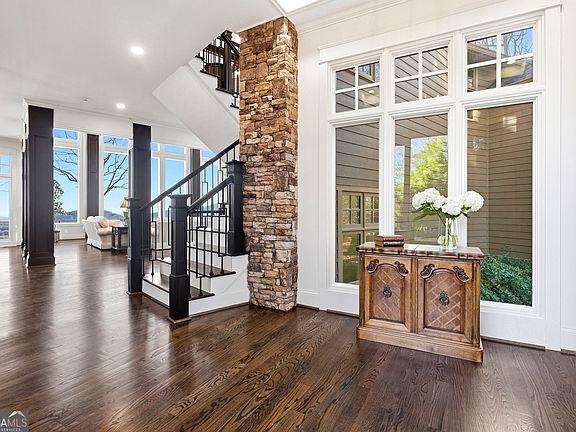 5th image of 261 Falcon Hts