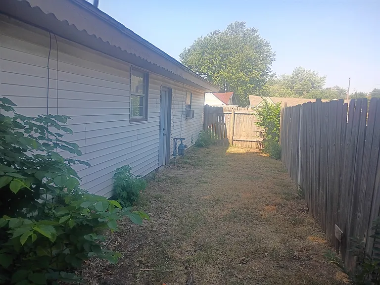 1520 Hampton Dr — Photo 4
