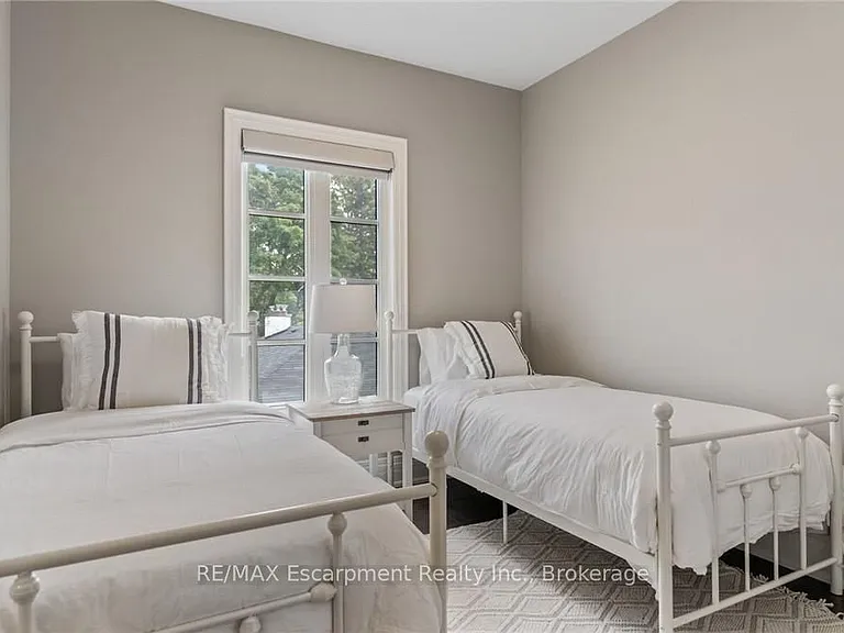 81 Brock St — Photo 37