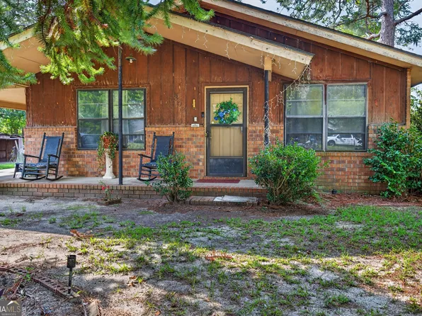 302 Lakeview Dr, Glennville, GA 30427