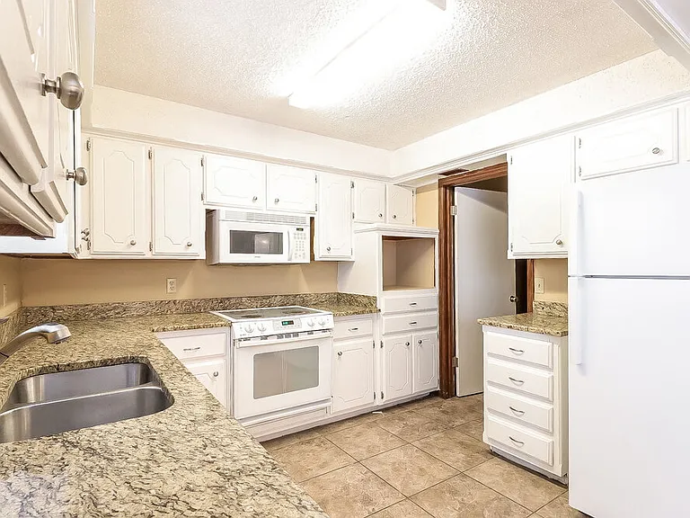 1112 NE 21st Ct — Photo 9